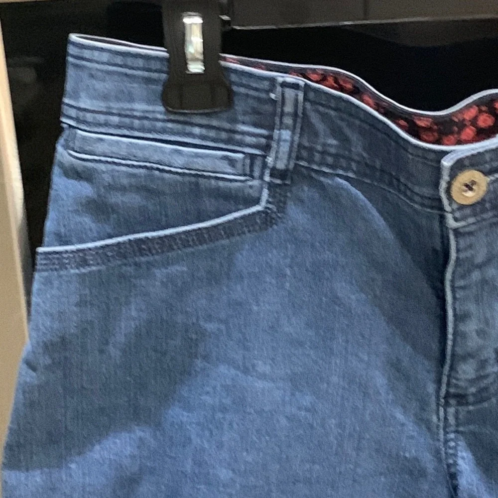 NWOT Lee sinuous soft size 14 medium tummy control waist denim shorts. - Picture 7 of 12